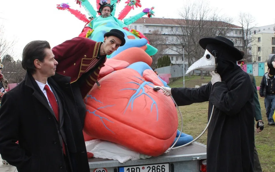 Maškary ovládly Cejl během festivalu Barvy brněnského Bronxu