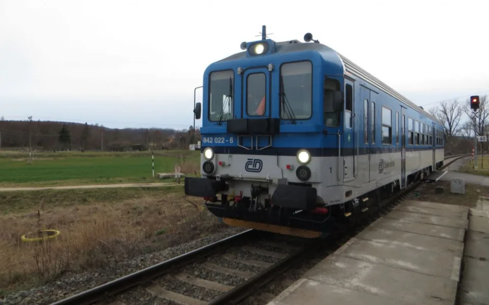 Pod vlak skočil muž za psem