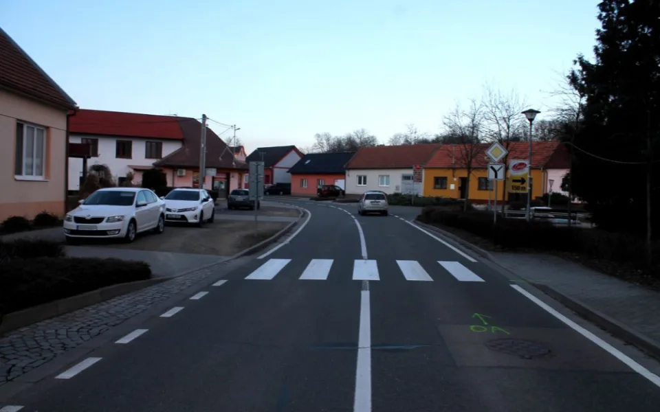 Křižovatka  v obci Ježov, na které došlo ke srážce
