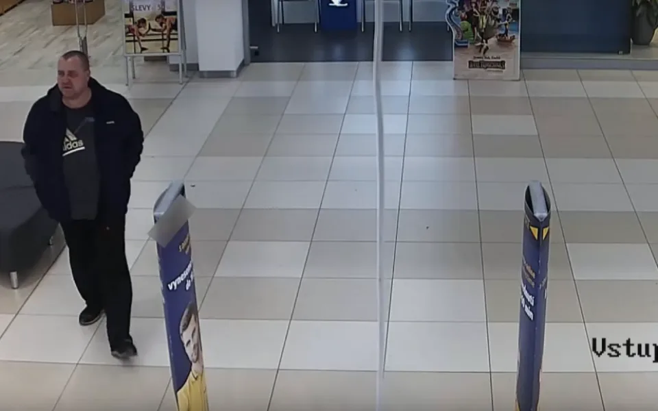 Podezřelého muže zachytila bezpečností kamera