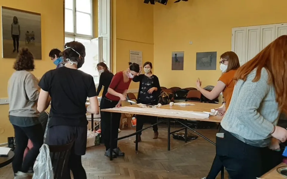 Studentští dobrovolníci chtějí místo sezení doma pomáhat druhým