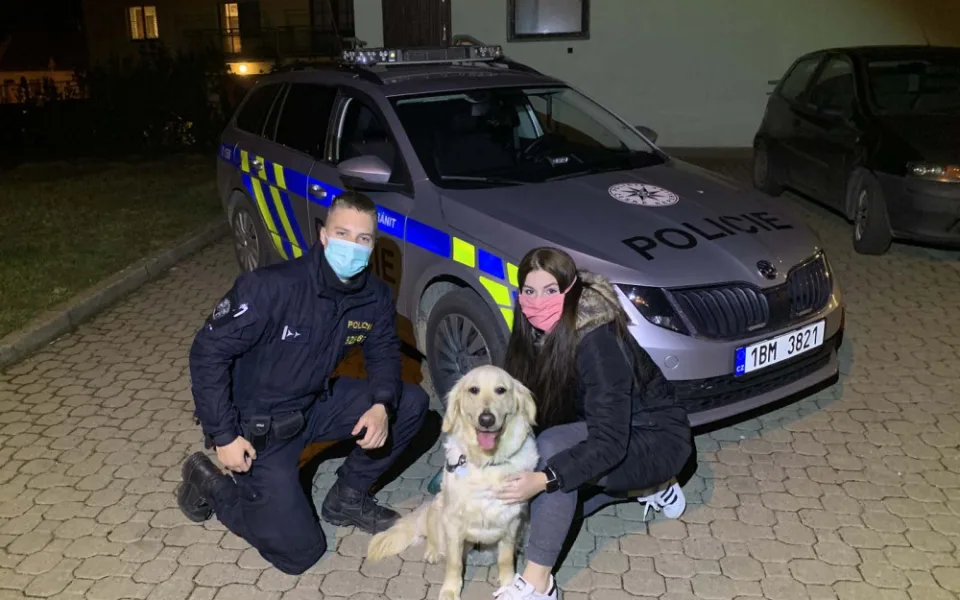 Šťastná panička s pejskem a policistou