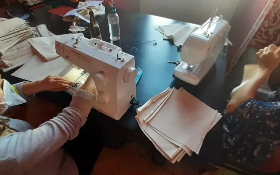 Dobrovolníci šijí roušky pro nemocnice a sociální pracovníky