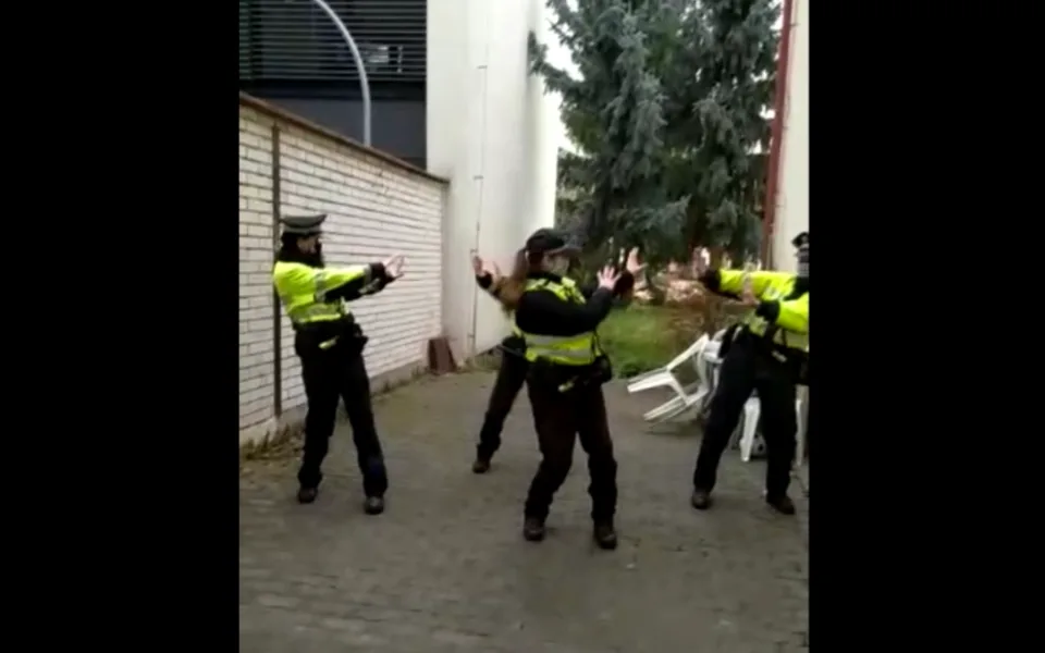 Brněnské strážnice a jejich Coronavirus Dance Challenge