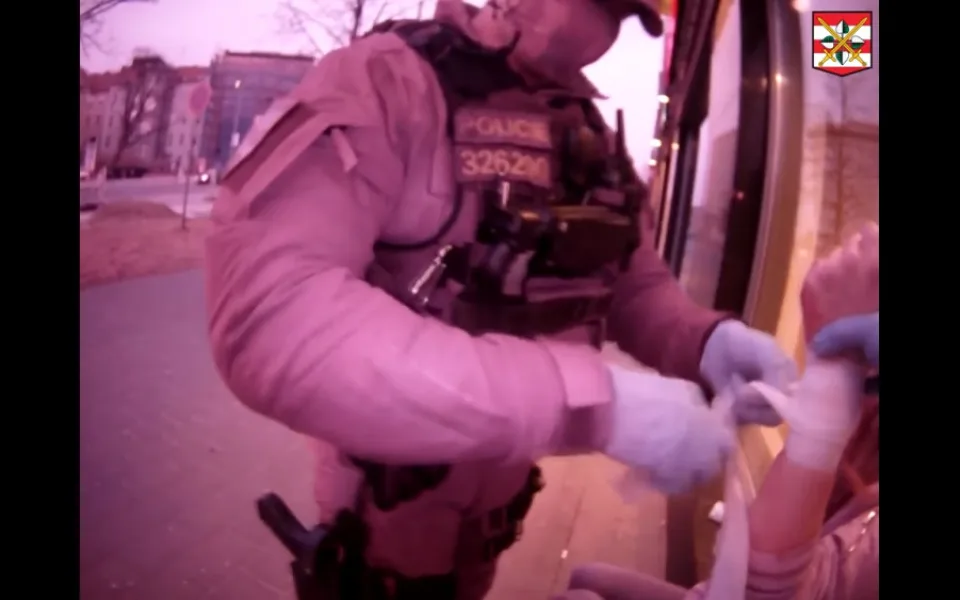 Policisté zachránili dívku