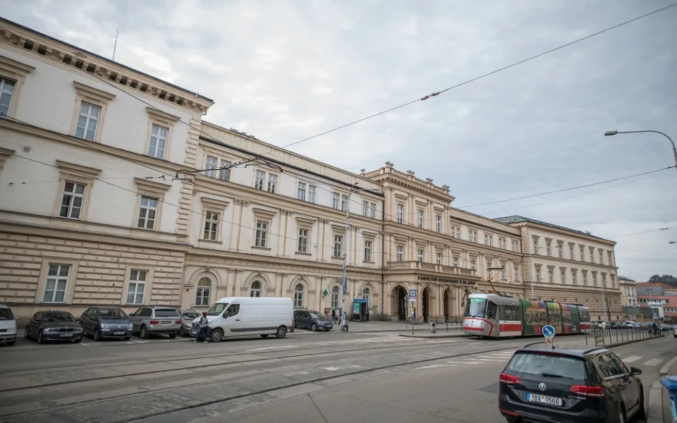 Ve svatoanenské nemocnici v Brně zemřela žena s koronavirem