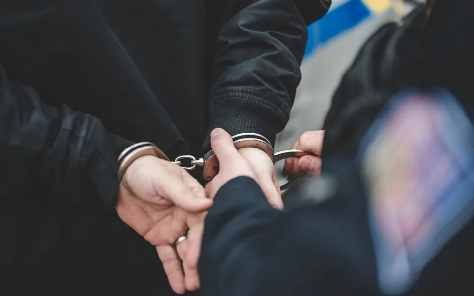Namol opilý agresor chtěl zbít zdravotní sestru