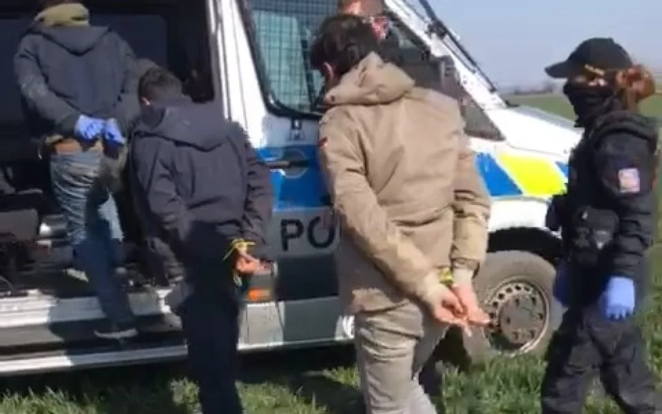 Policisté migranty zatkli při pokusu o útěk