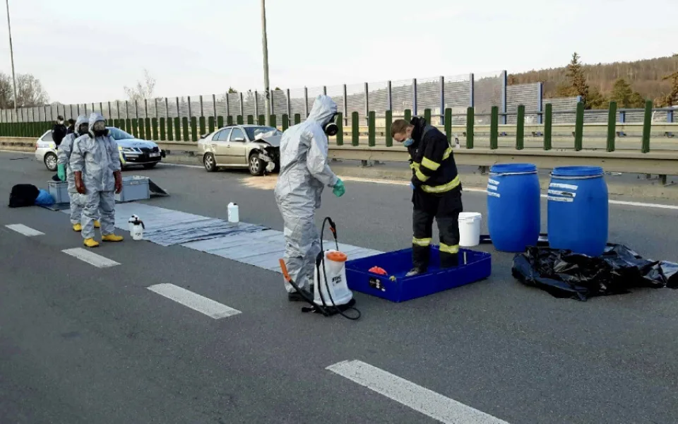 FOTO: U nehody v Brně zasahoval kvůli podezření na koronavirus biohazard tým