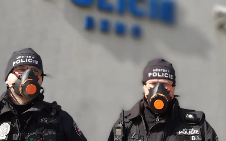 Porušujete zákaz shromažďování nebo nemáte roušku? Policista nebo strážník může nově udělit pokutu až deset tisíc korun