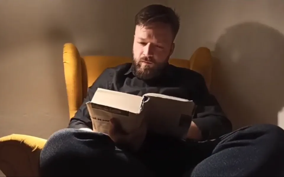 Lidé z divadla každý všední den živě vysílají předčítání z knihy Dekameron.