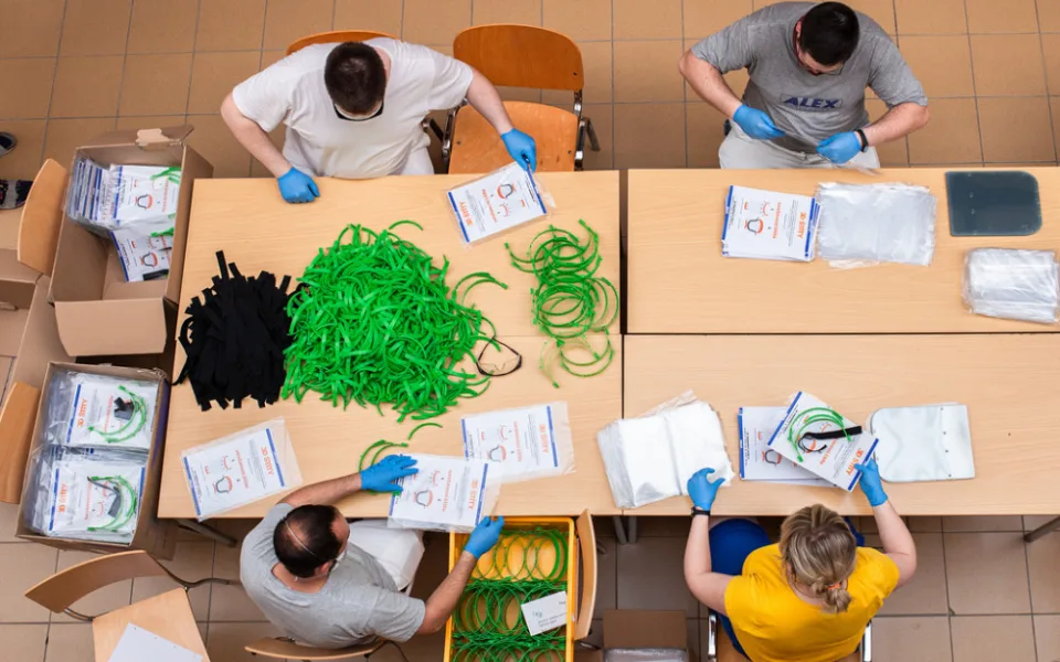 Díky spolupráci brněnského FabLab, CEITEC, VUT a magistrátu si nyní zdravotníci mohou zdarma objednávat tištěné ochranné štíty.
