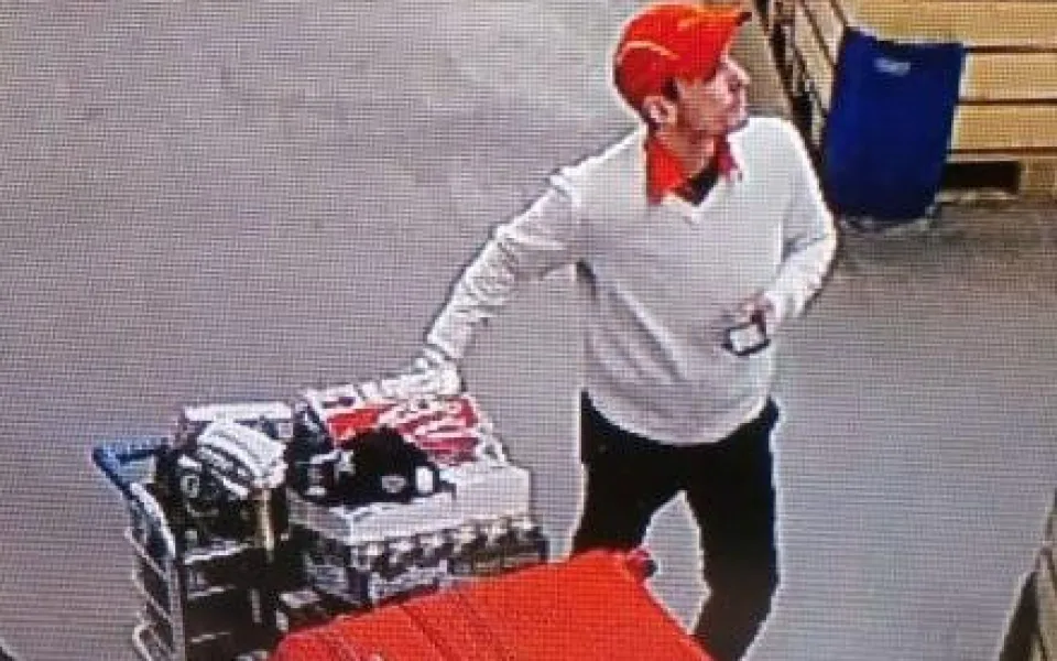 Vykutálený zloděj drze prošel prodavačce za zády.