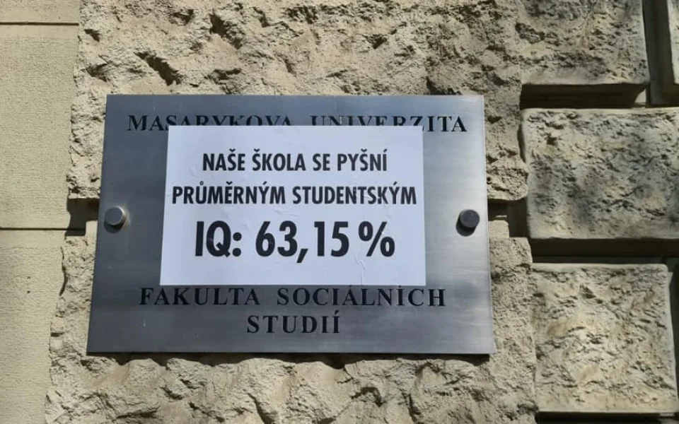 Fakultu sociálních studií v Brně zdobí nová cedule