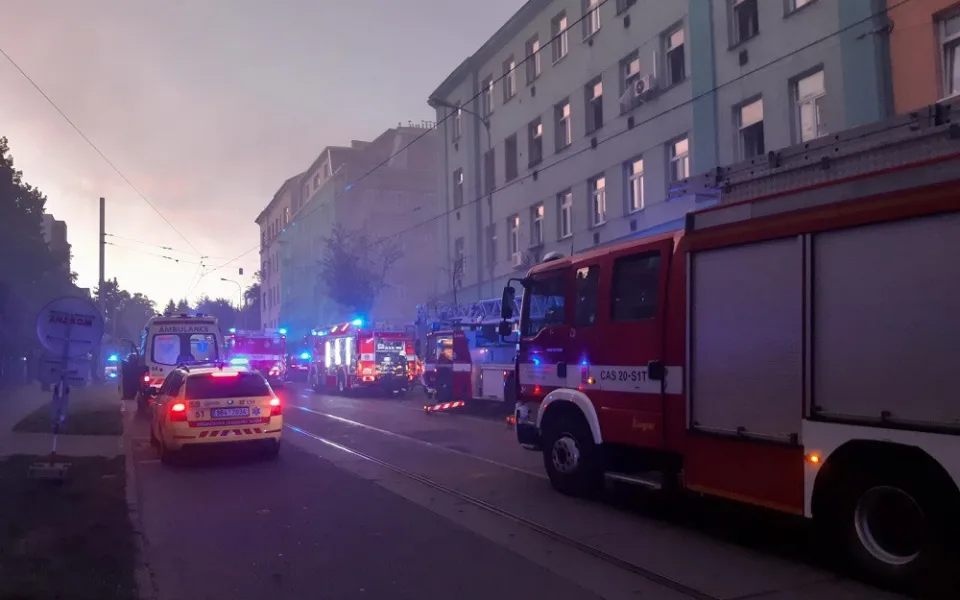 Hasiči evakuovali při včerejším požáru sklepa na Jugoslávské z domu 22 lidí, šest z nich se zranilo