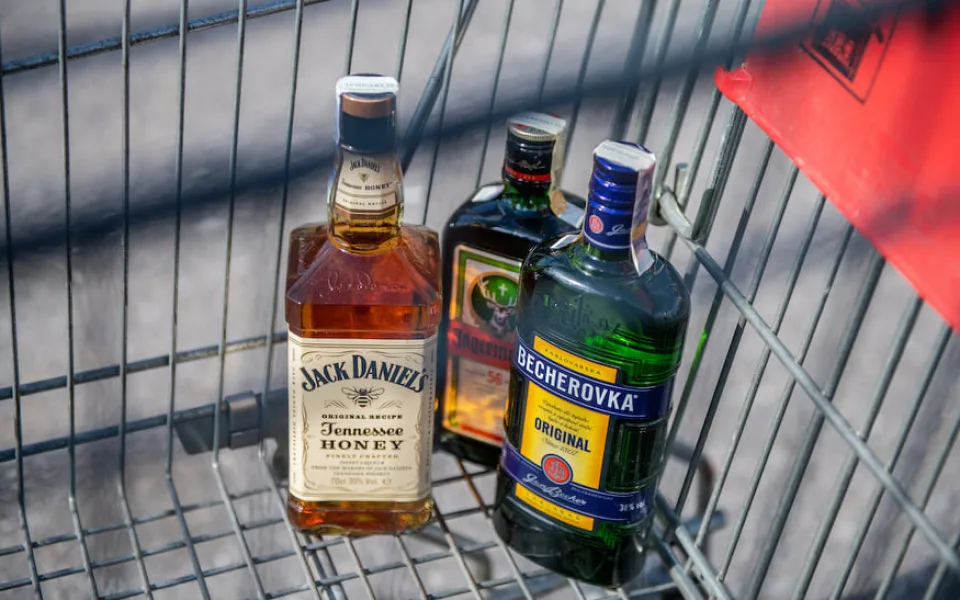 Místo klidu pronásledování. Brněnský policista chytil ve volnu zloděje alkoholu na útěku