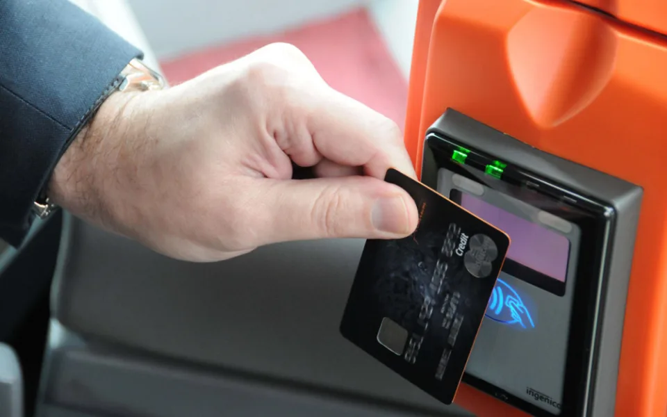 V části autobusů IDS na jihu Moravy je nově možné platit kartou