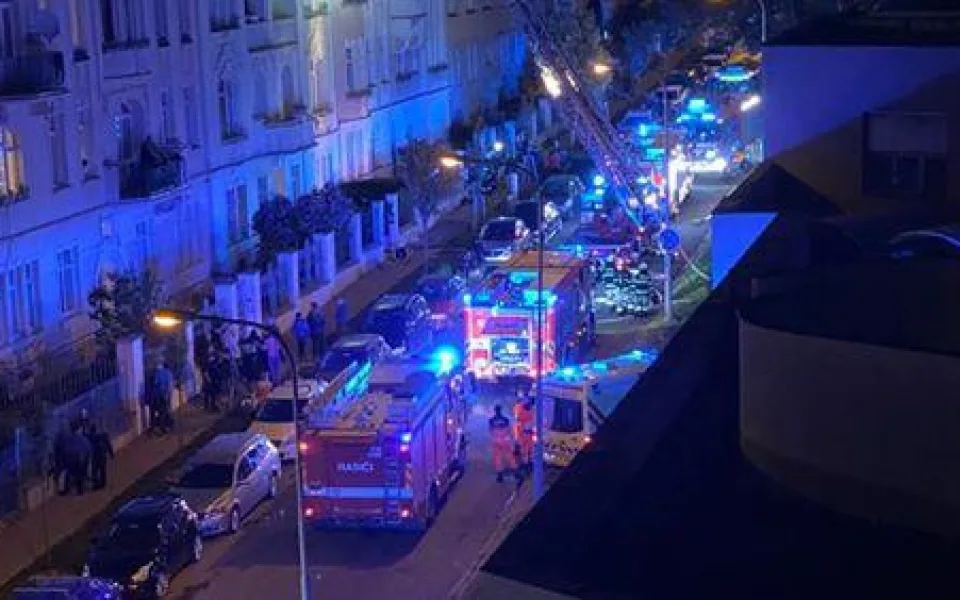Při požáru bylo evakuováno ze dvou domů celkem 26 obyvatel.