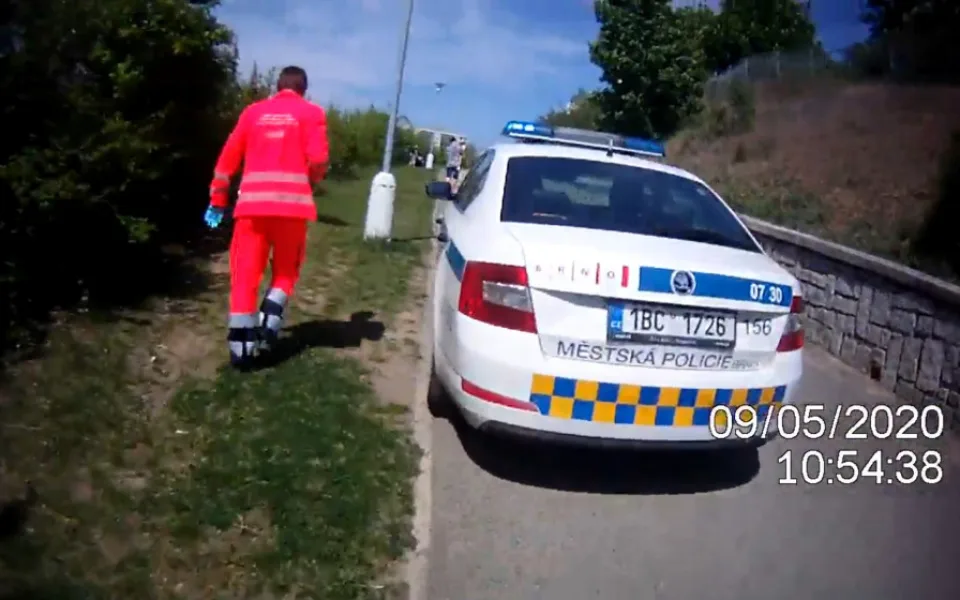 Pitbul se na procházce vytrhl ženě z ruky a zabil jorkšíra, za zdrcenou majitelkou museli zdravotníci