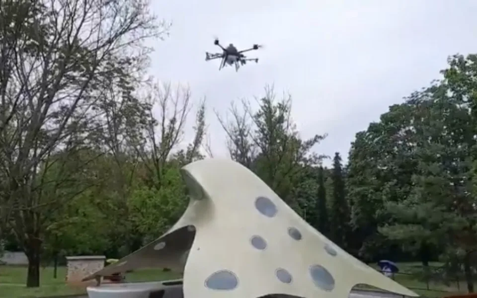 Dron dezinfikuje zastávku blob