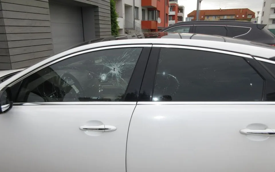 Auto má poškozené přední okno