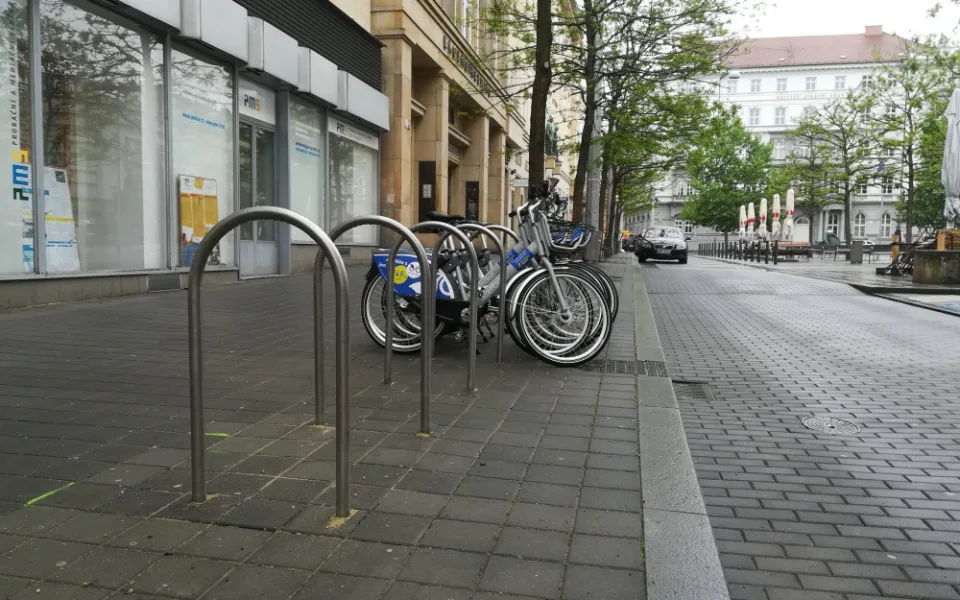 Na různých místech v Brně mohou cyklisté využít 80 nových cyklostojanů