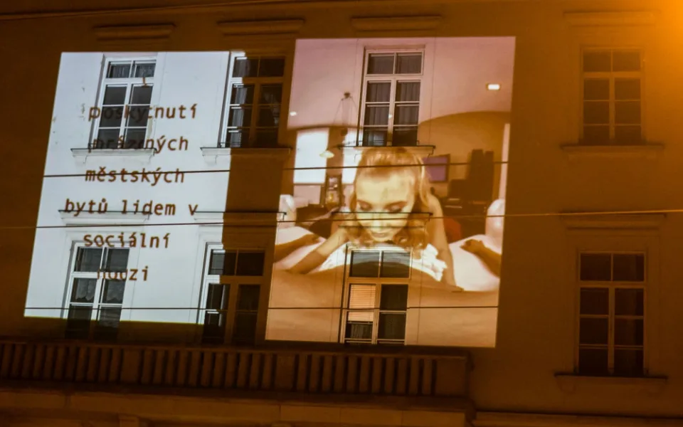 FOTO: Aktivisté promítali na budovu brněnského magistrátu porno