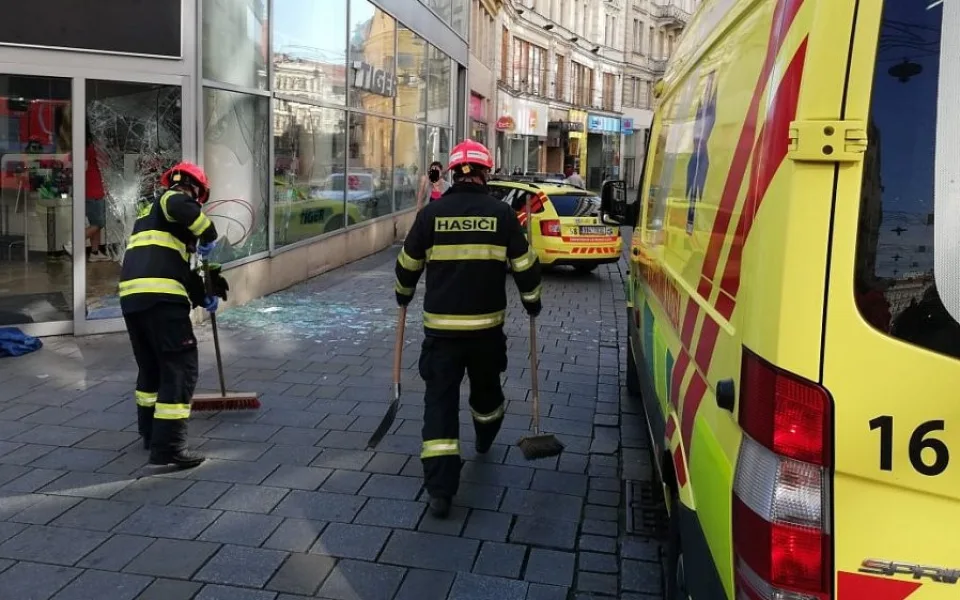 V brněnském centru poranilo auto bez řidiče ženu