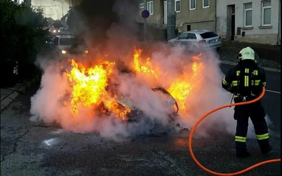 V Komíně vzplál motor auta