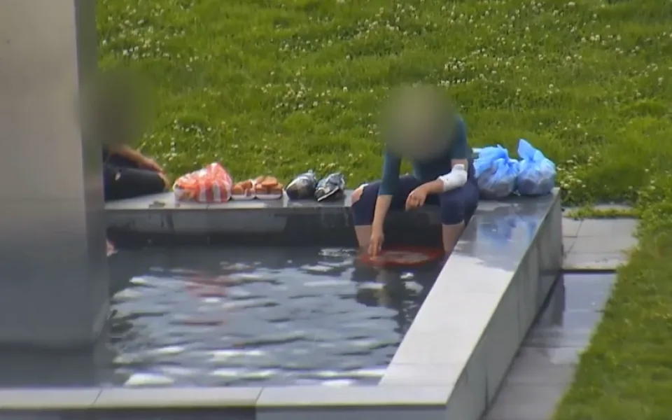 VIDEO: Muž se ženou omývali ve fontáně u Janáčkova divadla osm kilo masa před grilovačkou