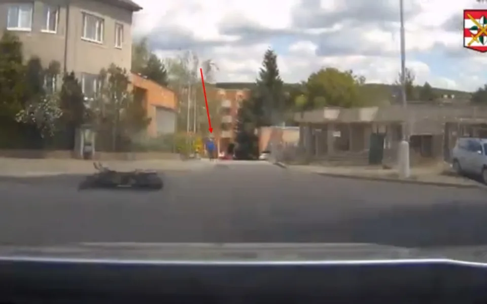 Po havárii se motorkář snažil utéct po svých
