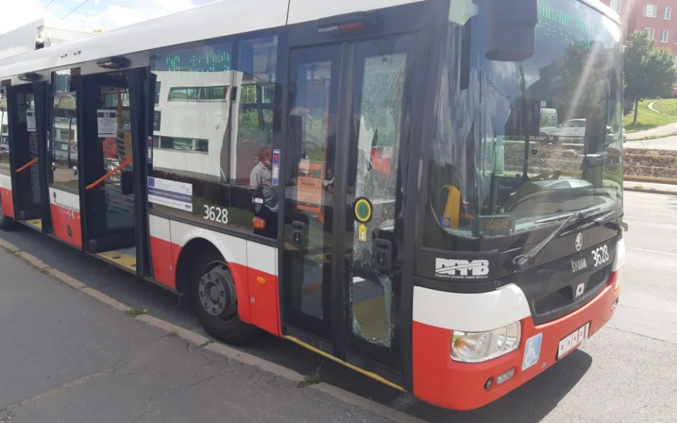 Opilý muž bez roušky napadl řidiče autobusu, poté rozkopal dveře. Nadýchal přes tři promile
