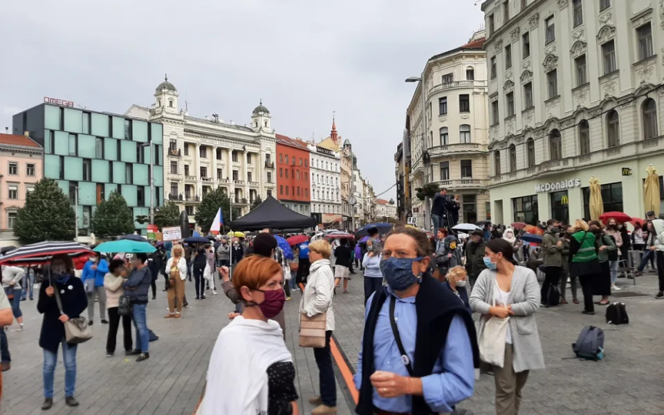 Demonstrantů se sešlo celé náměstí