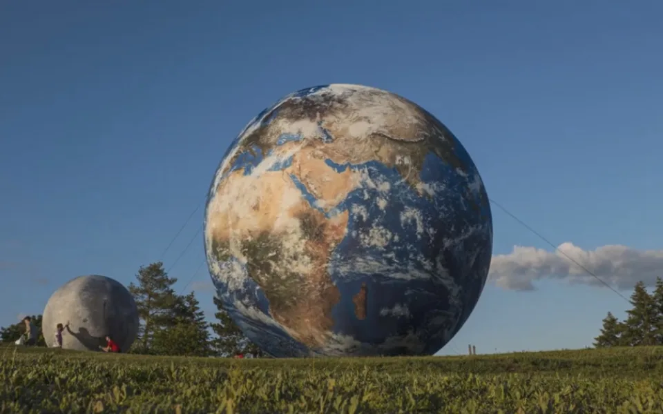 Brněnská hvězdárna má novou nafukovací planetu. Po lunalónu přibyla také Země