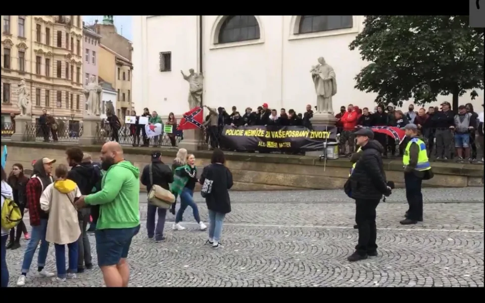 Přes stovka lidí v Brně demonstrovala za Black Lives Matters. “Slušní lidé” na ně dělali opičí skřeky