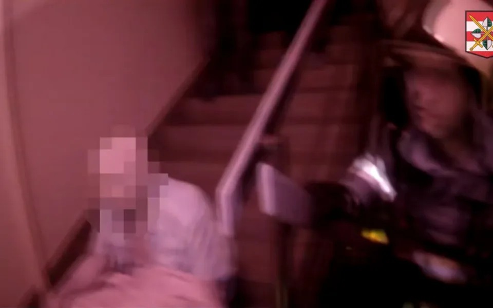 Policisté s mužem vyčkali do příjezdu hasičů