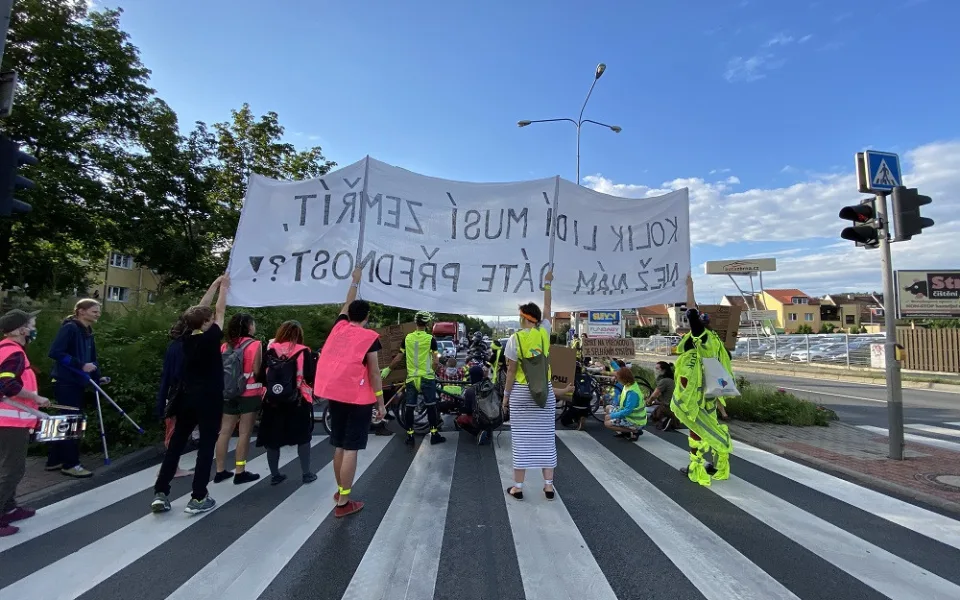 FOTO/VIDEO: Chceme bezpečný prostor. Lidé dnes v Brně blokovali dopravu v místě, kde o víkendu řidič zabil na přechodu chodce