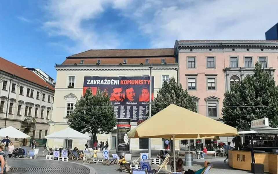 Plachta na domě v centru Brna připomíná oběti komunismu