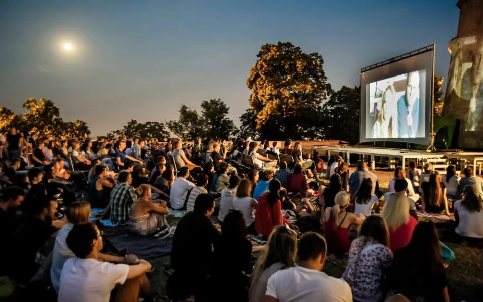 Ideální program na večer. Letní kina začínají promítat