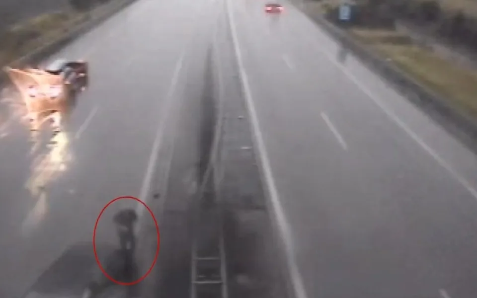 VIDEO: Řidič BMW nezvládl jízdu v dešti, auto pak na dálnici obcházel bez reflexní vesty
