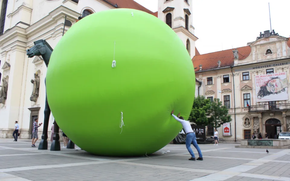 Obří hrášek upozorní na GJ Mendela