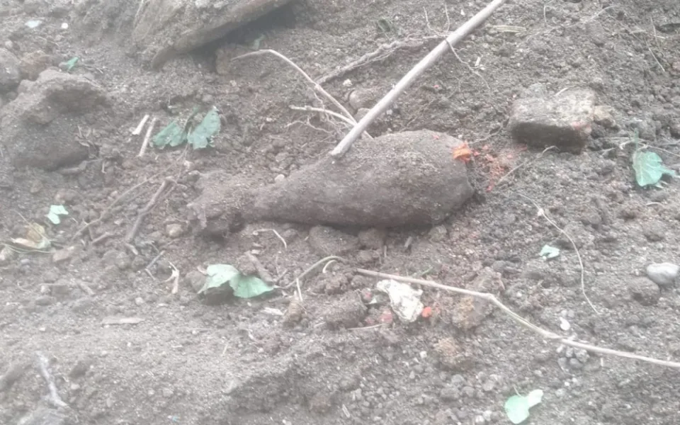 Našel na zahradě minu
