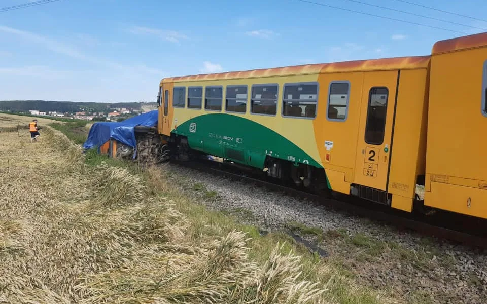 FOTO: Na Blanensku se na přejezdu srazil vlak s dodávkou. Řidič auta skončil v nemocnici