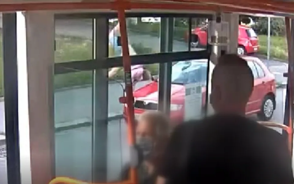 Policisté našli muže, kterého při útěku před revizorem srazila Fabia. Teď bude platit.