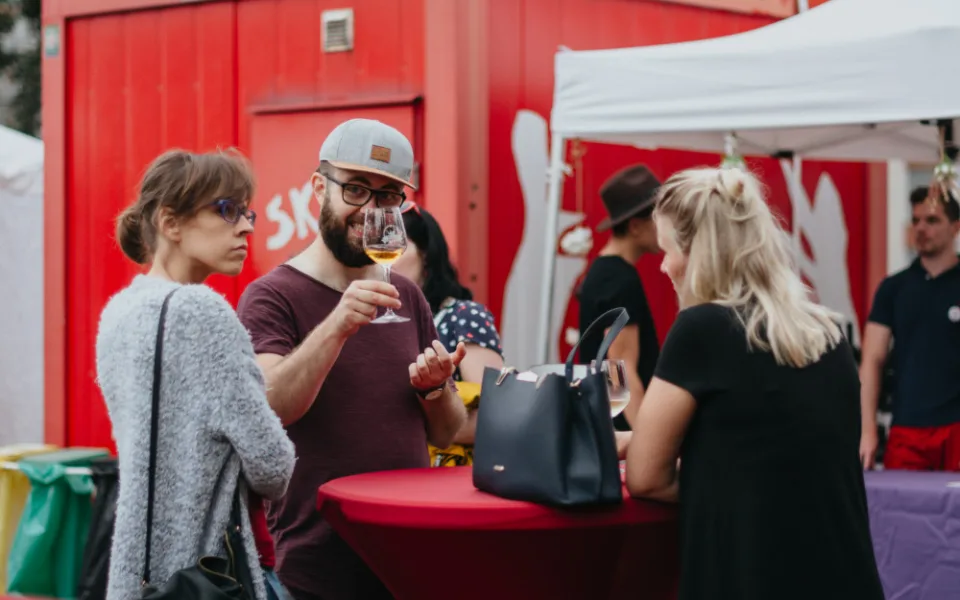 Láskyplné ovínění. Na festivalu Uprostřed slavili lidé lásku