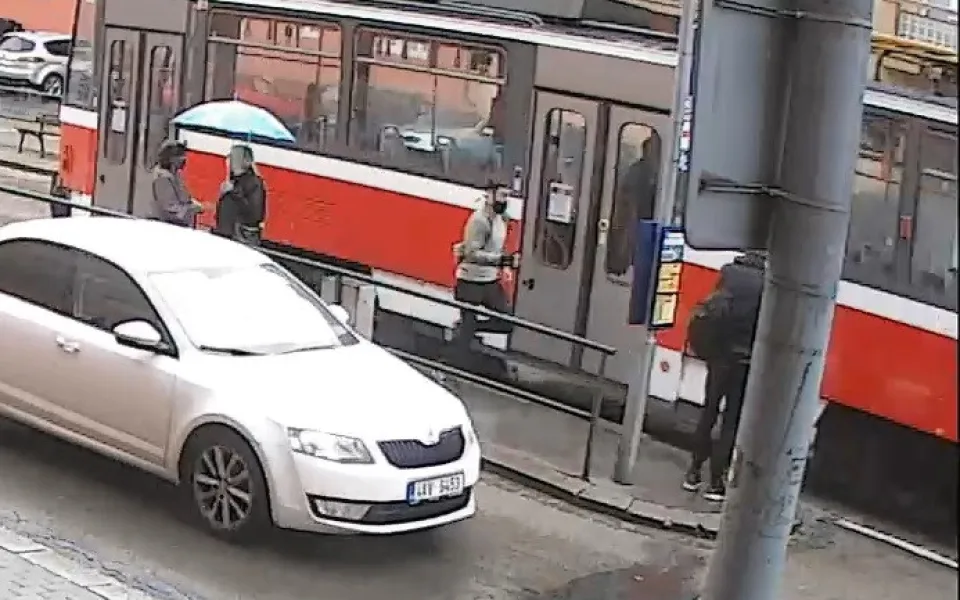Neznámý výtržník V Brně napadl a okradl revizorku, pátrá po něm policie