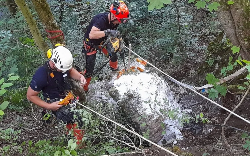 Hasiči museli odstranit desetitunový balvan