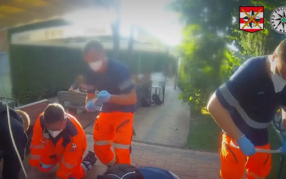 Policisté se záchranáři přivedli mladíka zpět k životu