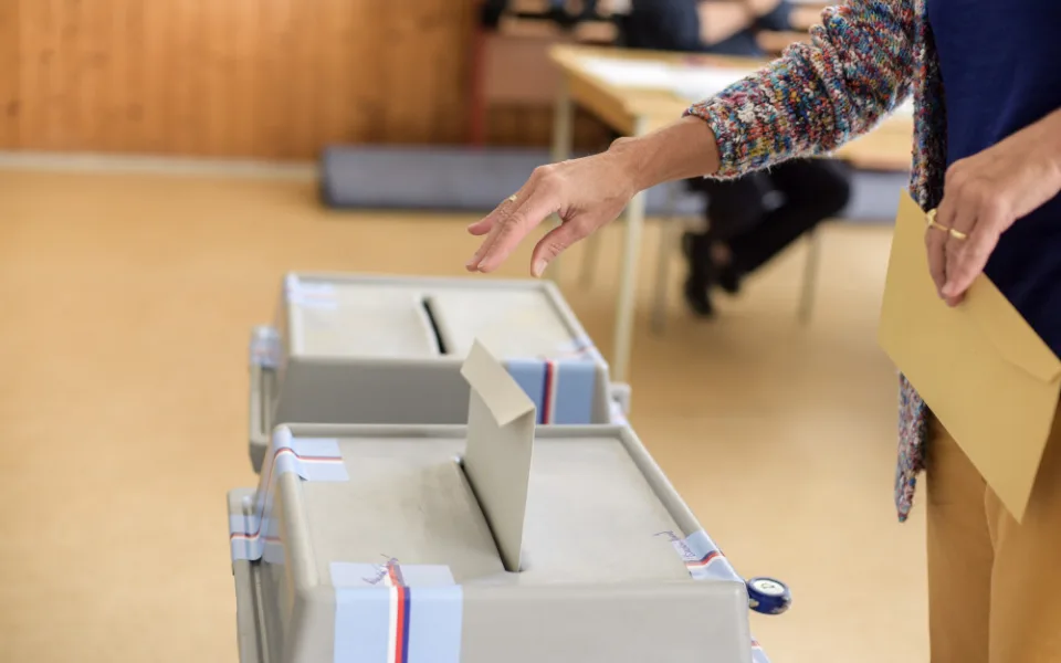 O křesla v krajském zastupitelstvu bude bojovat šestnáct politických subjektů