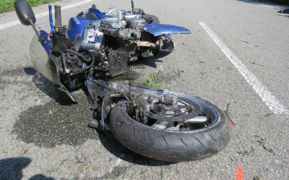 Motorkář za svůj hazard nejspíš zaplatí nejen bolestivým zraněním